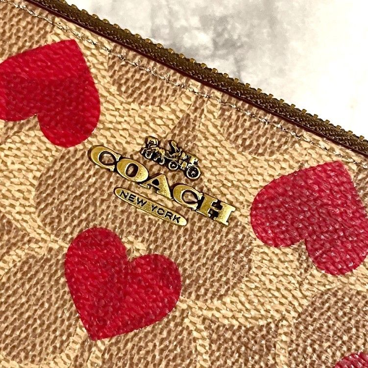 Coach ハートプリント アコーディオン ジップウォレット 長財布