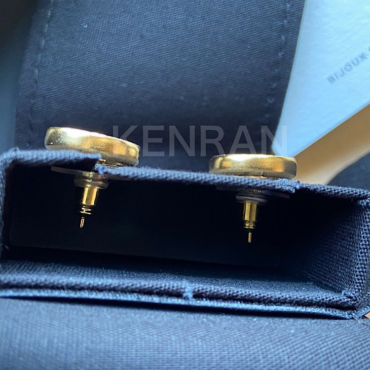 確保済/国内発/すぐ届く《CHANEL》 CCロゴ ゴールド ピアス (CHANEL 確保済/国内発/すぐ届く《CHANEL》 CCロゴ ゴールド ピアス (CHANEL