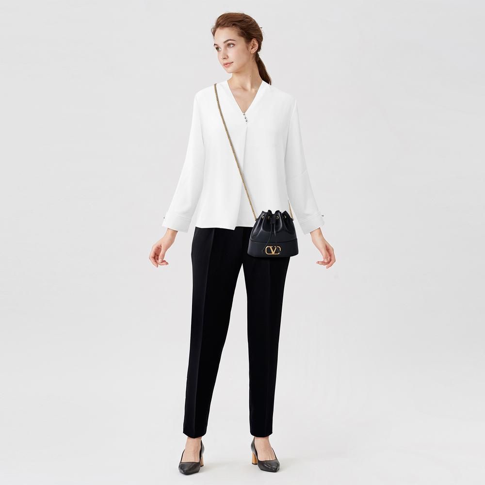 VALENTINO Vロゴ シグネチャー チェーン 巾着バッグ VALENTINO Vロゴ シグネチャー チェーン 巾着バッグ (VALENTINO