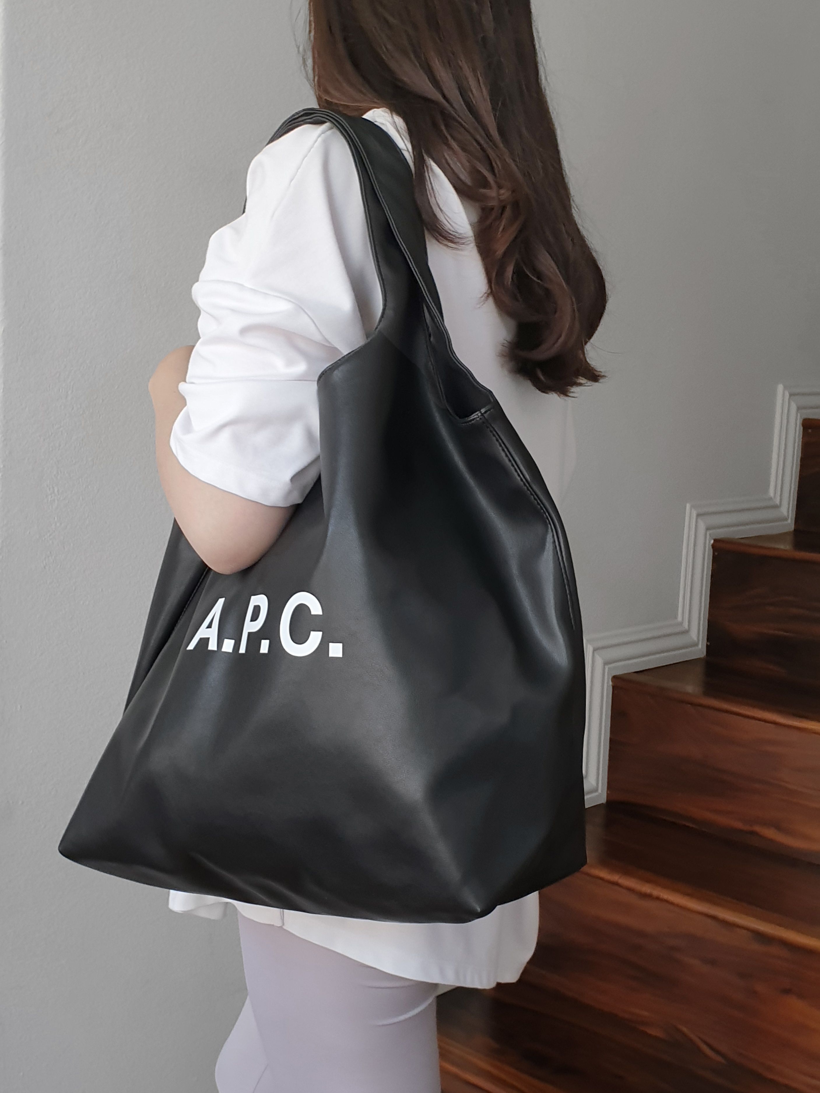 即発☆A.P.C. Logo Printed Tote Bag PUAAT-M61565 (A.P.C./エコバッグ 即発☆A.P.C. Logo Printed Tote Bag PUAAT-M61565 (A.P.C./エコバッグ