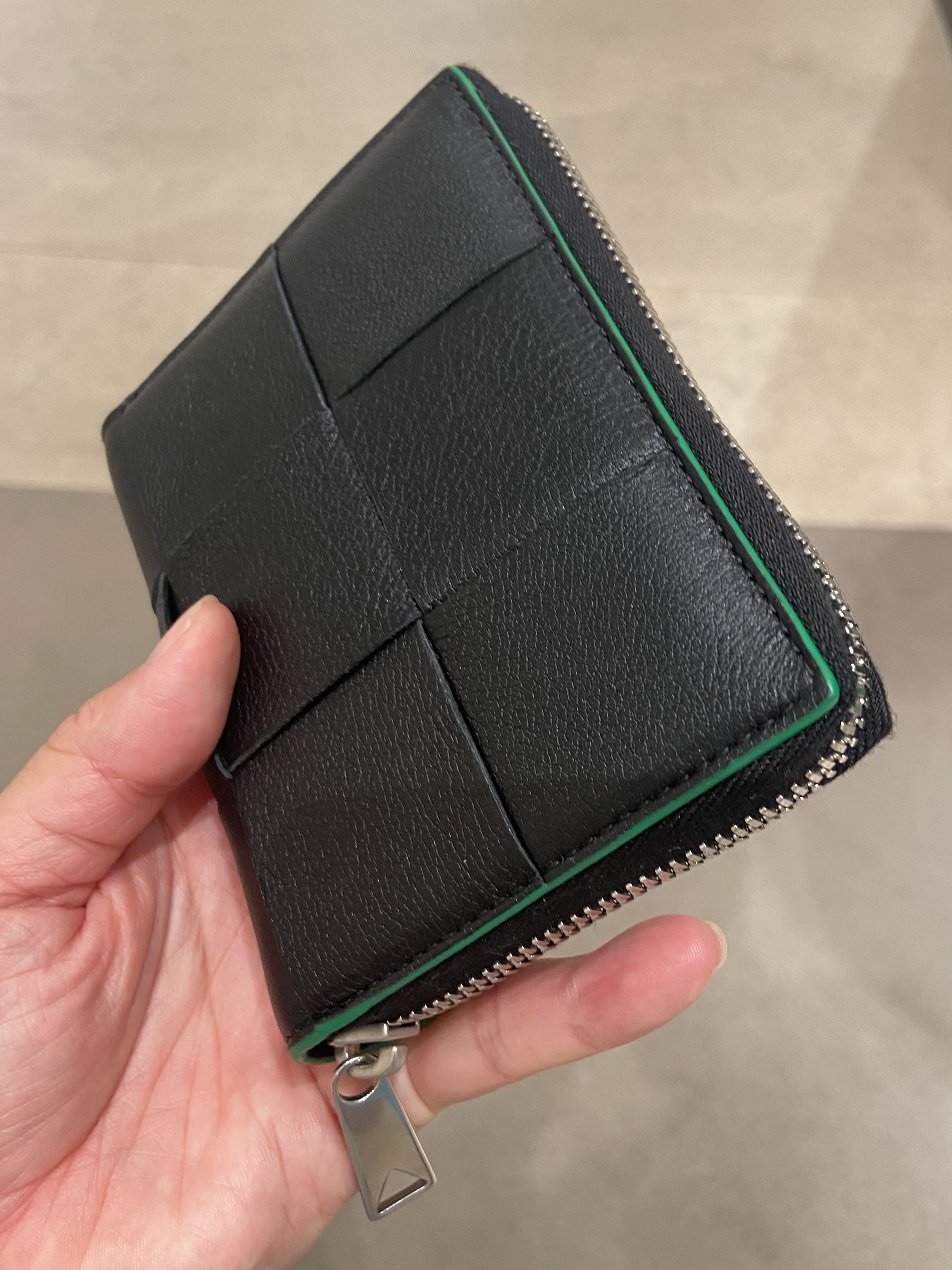 直営 大人気 BOTTEGA VENETA レザー 二つ折りジップウォレット