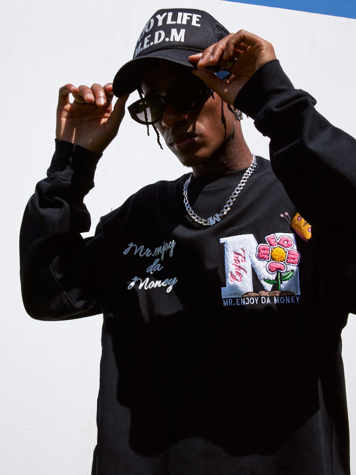 MEDM長袖 Tシャツ 刺繍ロゴ お花バックプリント 大人気 男女兼用 MEDM長袖 Tシャツ 刺繍ロゴ お花バックプリント 大人気 男女兼用