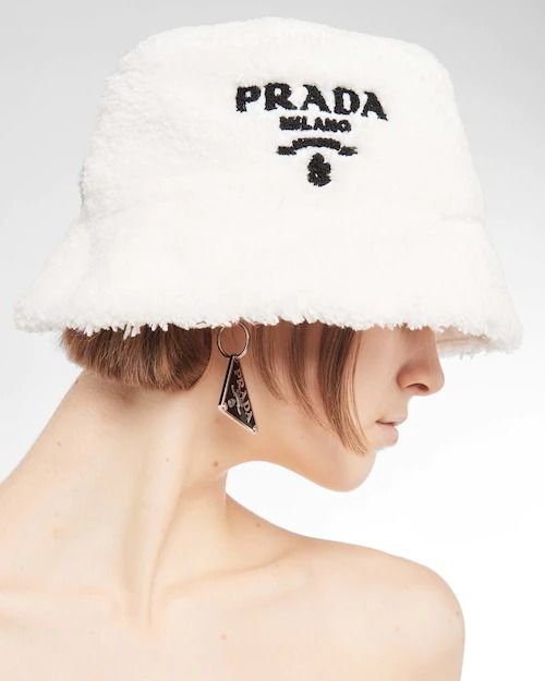 関税無 PRADA 新作 フワフワ♪ バケットハット 帽子 刺繍ロゴ (PRADA ...