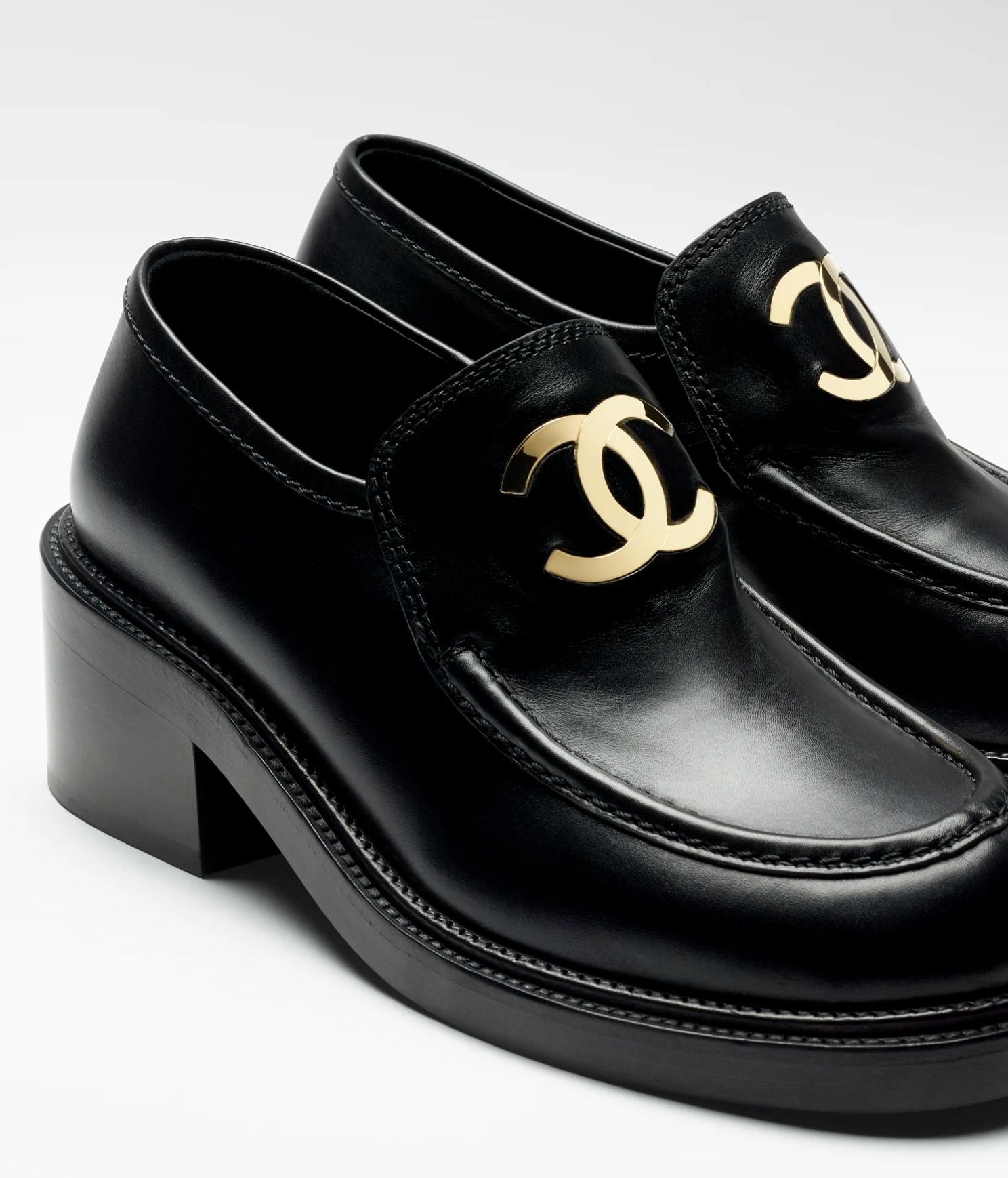 ゴージャスなロゴ♡CHANEL ローファー 22AW☆すぐ届く！ 【CHANEL シャネル】 ローファー ロゴ 関税込