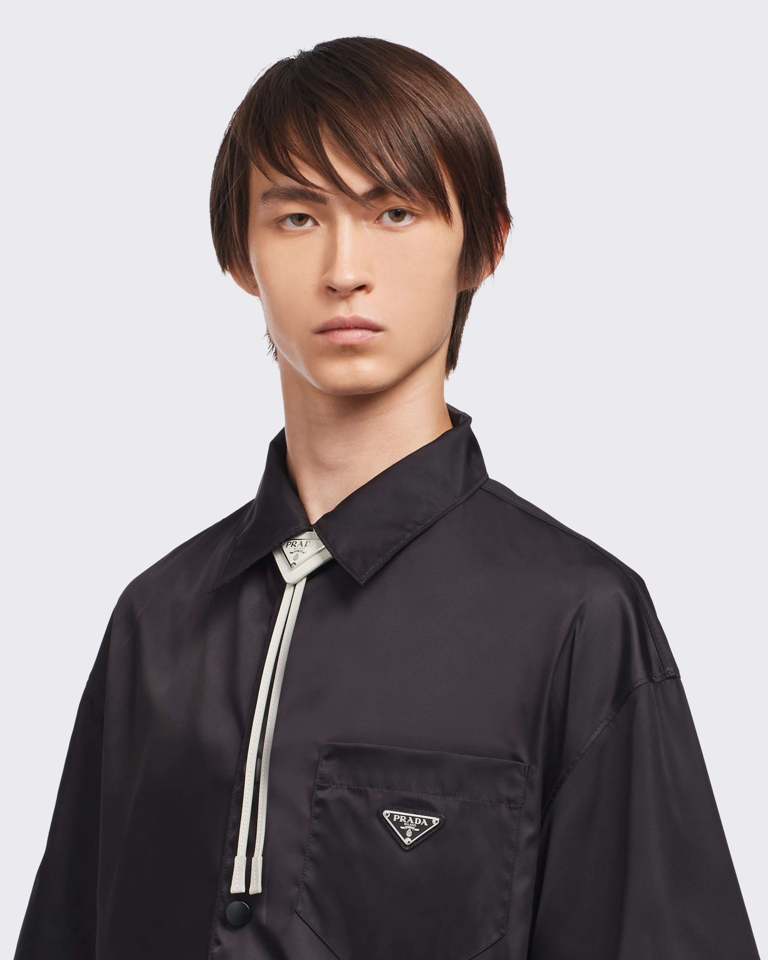 人気急上昇【PRADA】サフィアーノ レザー ボロネクタイ♪ PRADA*シックな感性際立つ*サフィアーノ レザーのボロタイ