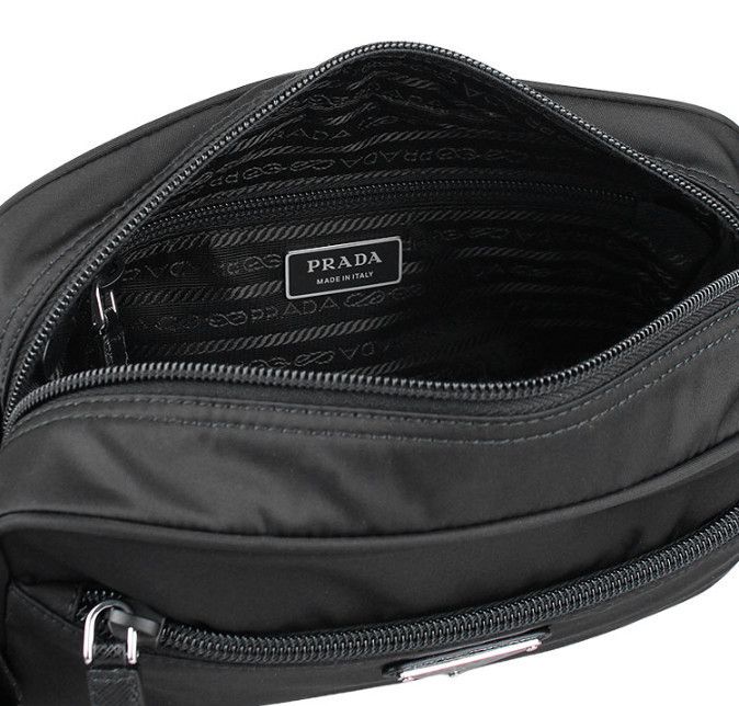 ★関税込★PRADA★三角ロゴ ポケット カメラバッグ★ ☆PRADA☆ 三角ロゴ ポケット カメラバッグ ☆正規品☆ (PRADA