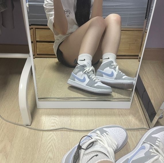 ☆送料関税込☆NIKE AIR Jordan 1 Mid Wolf Grey(W)☆超人気