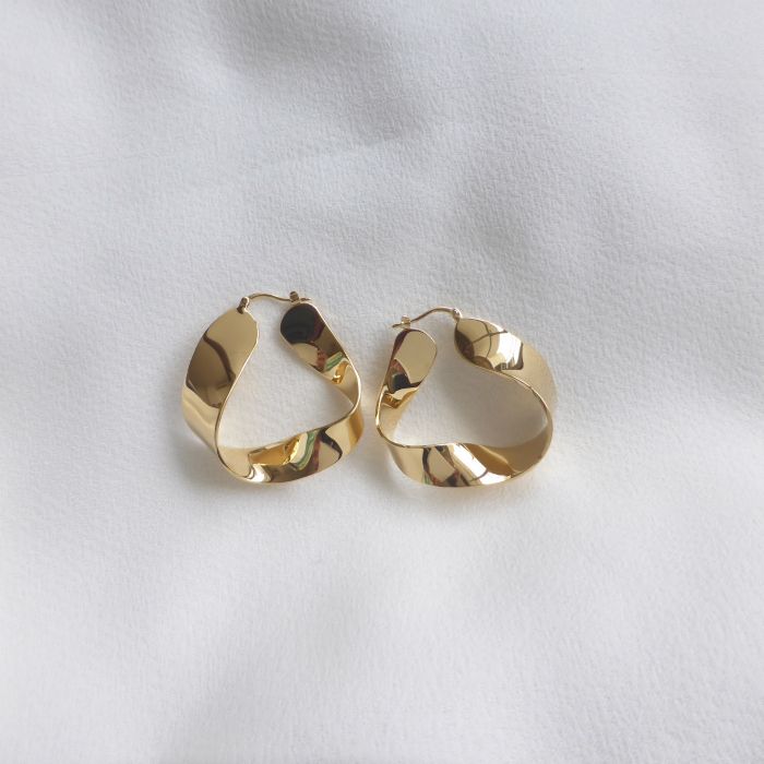 Jil Sander【ハンマードフープピアス☆ゴールド】関税送料込 国内即発【JILSANDER】ツイスト フープ ピアス J11VG0017 GOLD