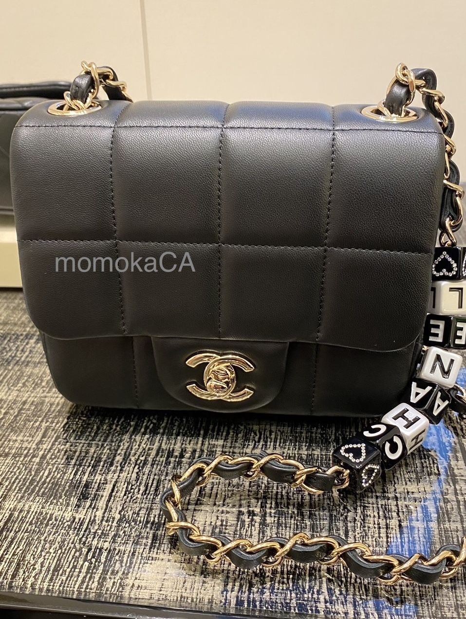 CCマークチェーンが可愛い CHANEL スモールフラップバック チェーンのCCマークが可愛い】CHANEL ミニ フラップ バッグ
