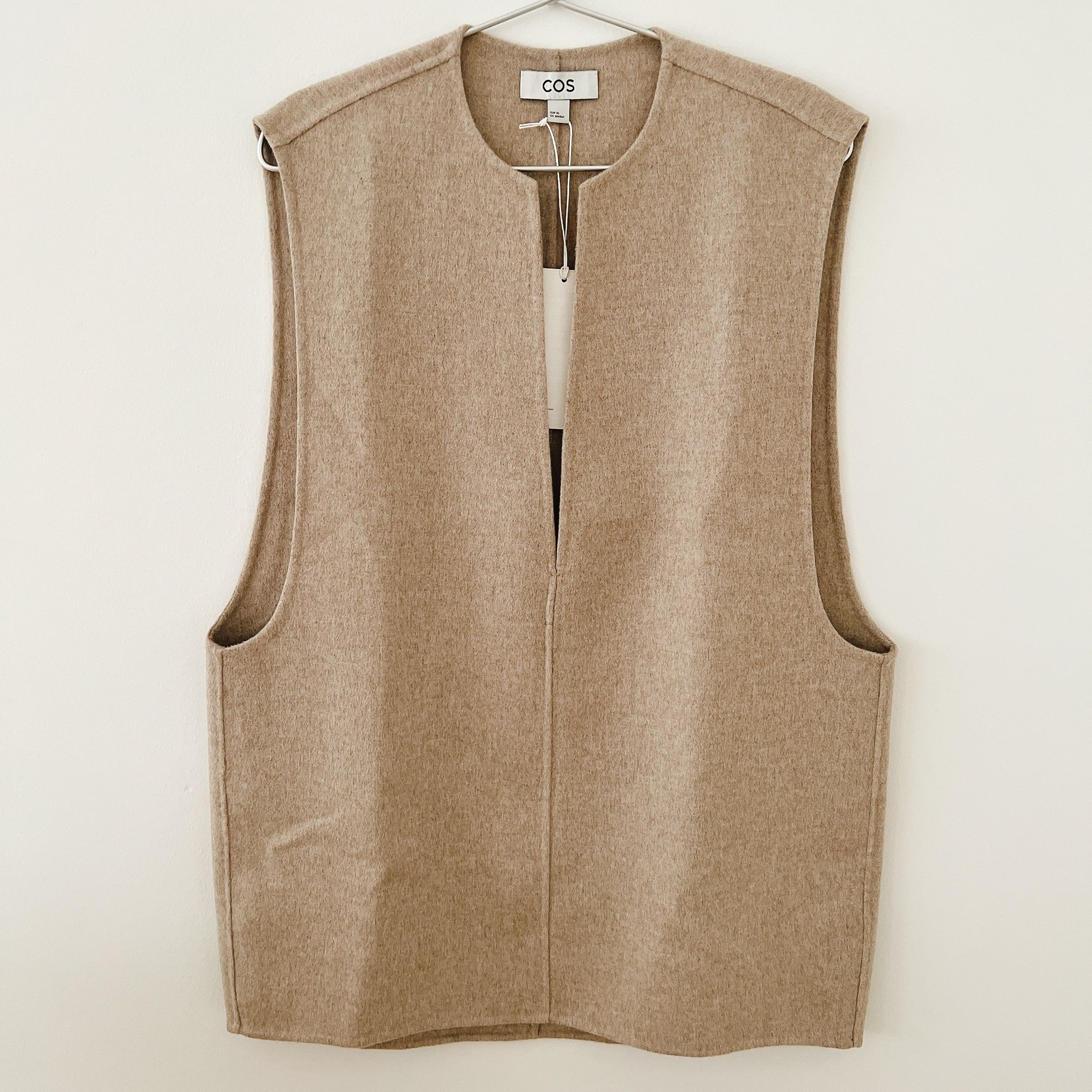 国内即発◎超入手困難 COS DEEP V-NECK SLEEVELESS TOP (COS