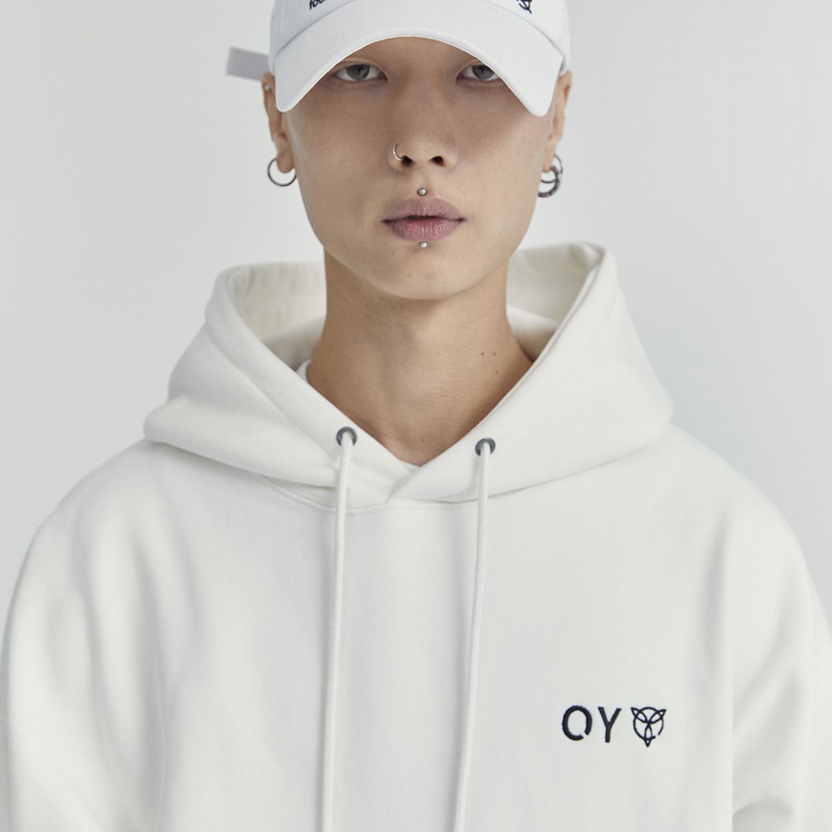 ★OY★LAYERED CUTTING LOGO HOODIE-WHITE★正規品/韓国直送料込 ☆OY☆LAYERED CUTTING LOGO HOODIE-WHITE☆正規品/韓国直送料込