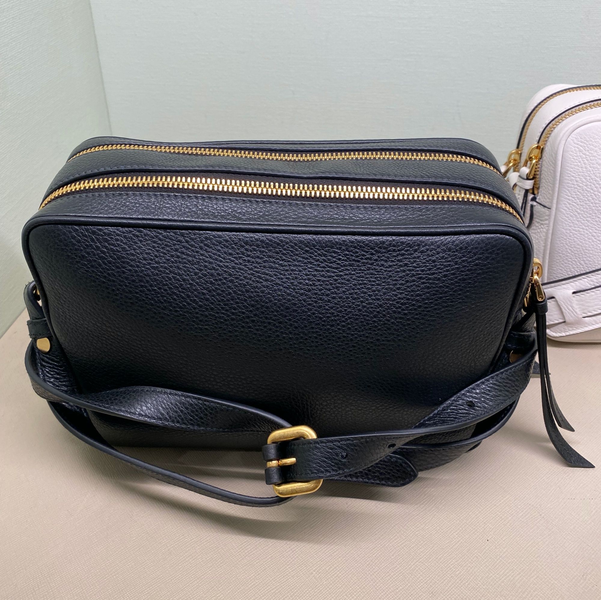 関税込☆PRADAアウトレット☆1BH079収納力抜群ショルダーバッグ