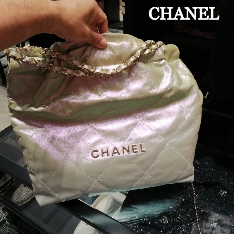 CHANEL ホワイト キルティング ショルダーバッグ - メルカリ