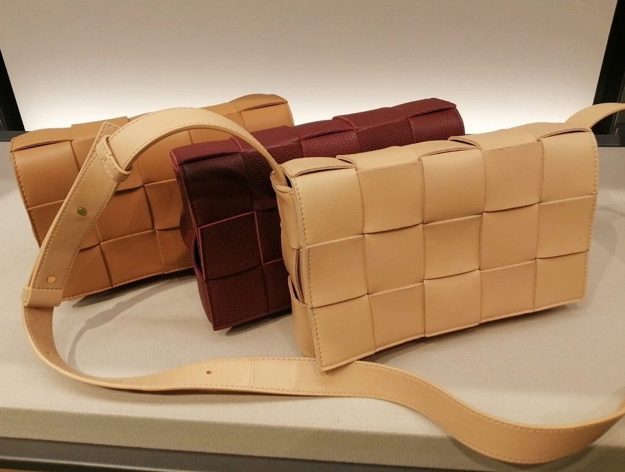 BOTTEGA VENETA／CASSETTE (ショルダーバッグ・ポシェット) BOTTEGA VENETA MINI CASSETTE CAMERA BAG (BOTTEGA VENETA