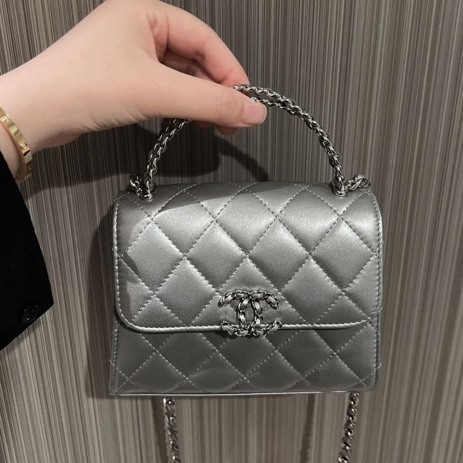 【シルバーの持ち手がElegant♡】CHANEL チェーンクラッチ ☆シルバーがカッコイイ！【 CHANEL 】チェーン クラッチ