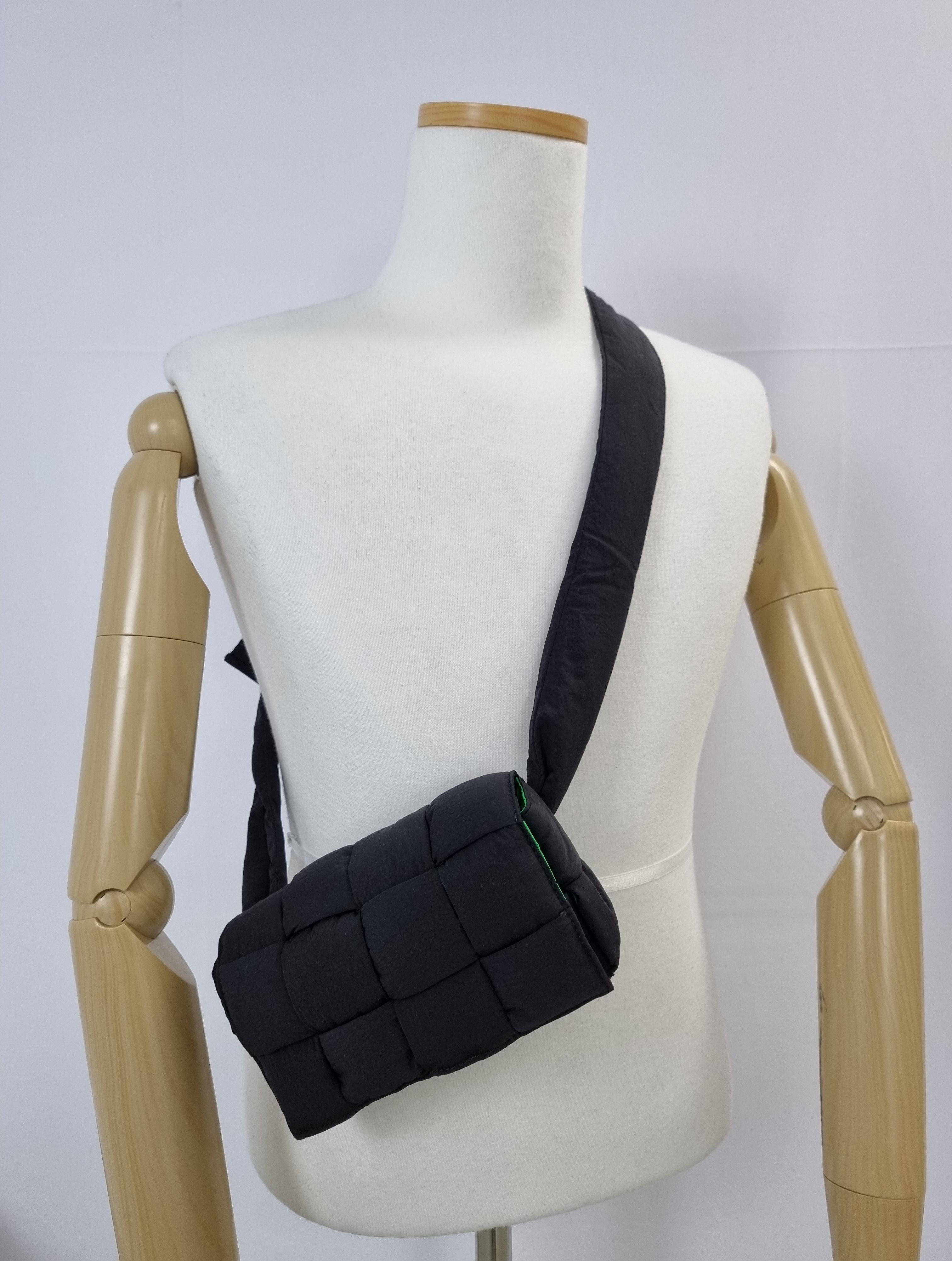 ☆関税込☆BOTTEGA VENETA☆パデッドテックカセットベルトバッグ