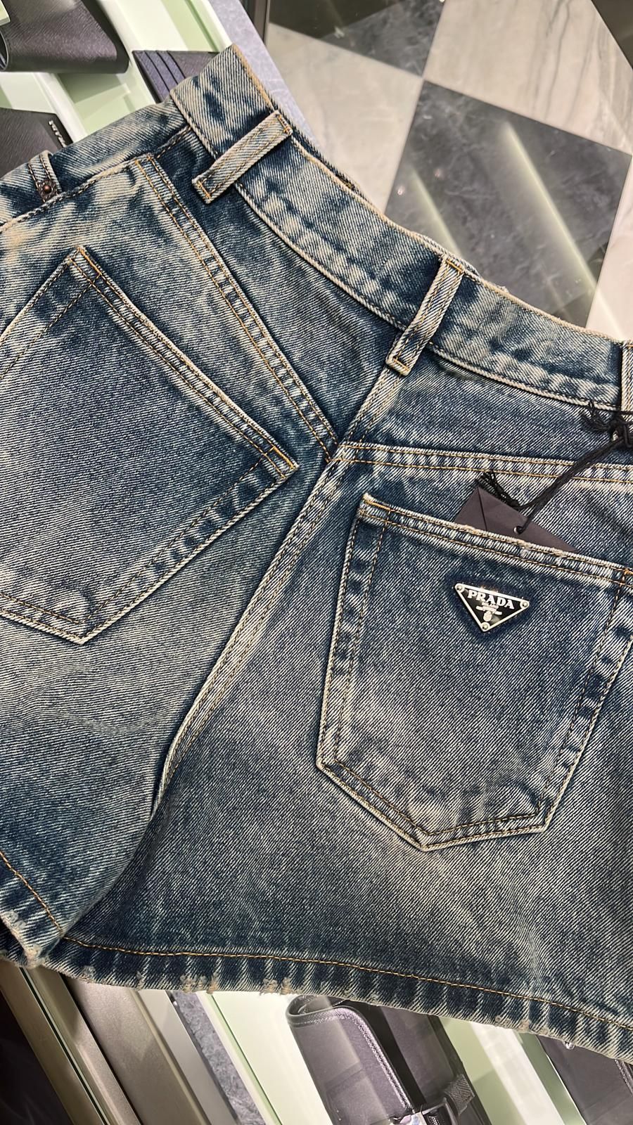 【話題】PRADA◆デニム ショートパンツ ウォッシュ加工 ロゴ付き 話題】PRADA◇デニム ショートパンツ ウォッシュ加工 ロゴ付き