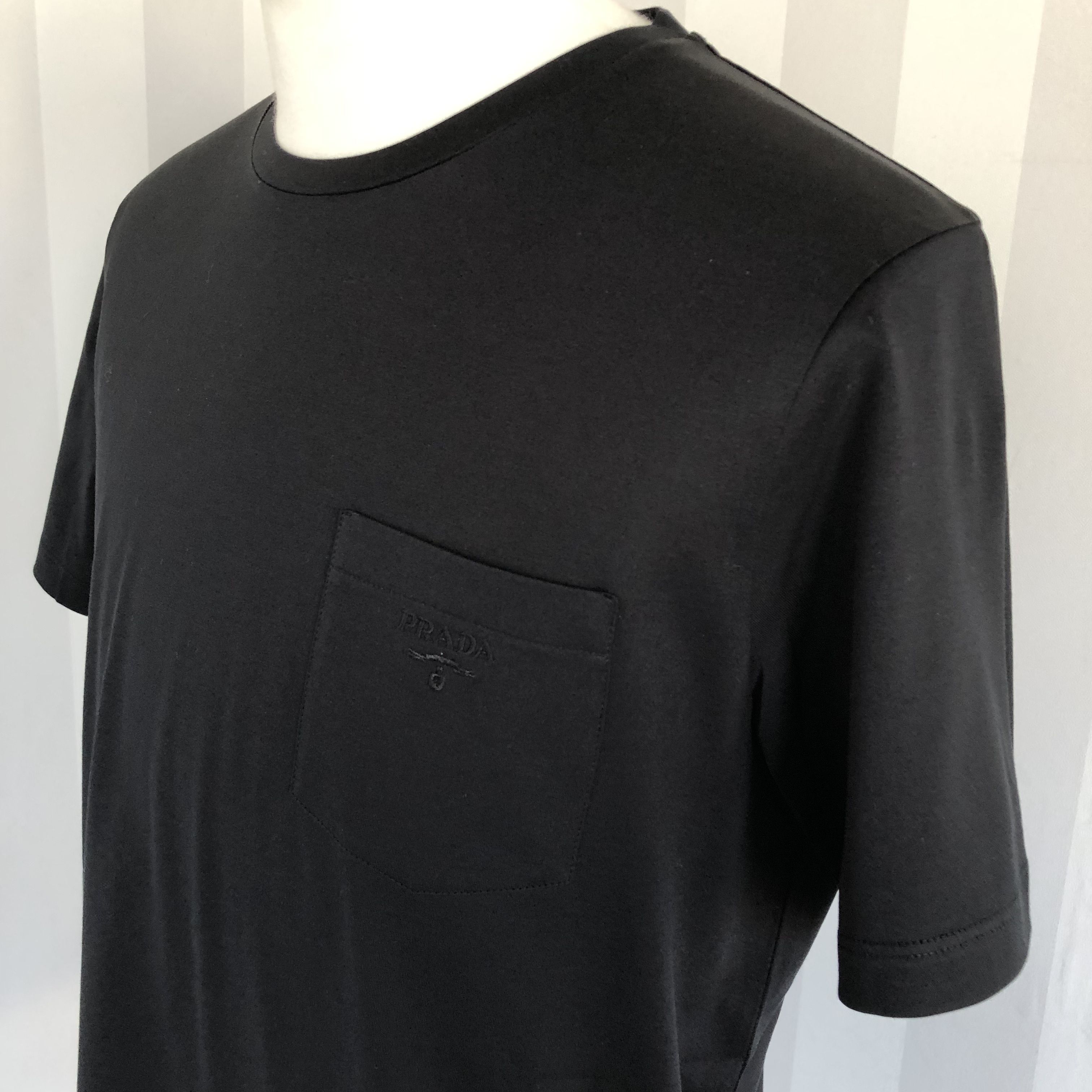PRADA エンブレムロゴ刺繍入ポケット付Tシャツ(S〜XXXL)国内即発 PRADA/プラダ エンブレムロゴ刺繍入ポケット付半袖Tシャツ 即発