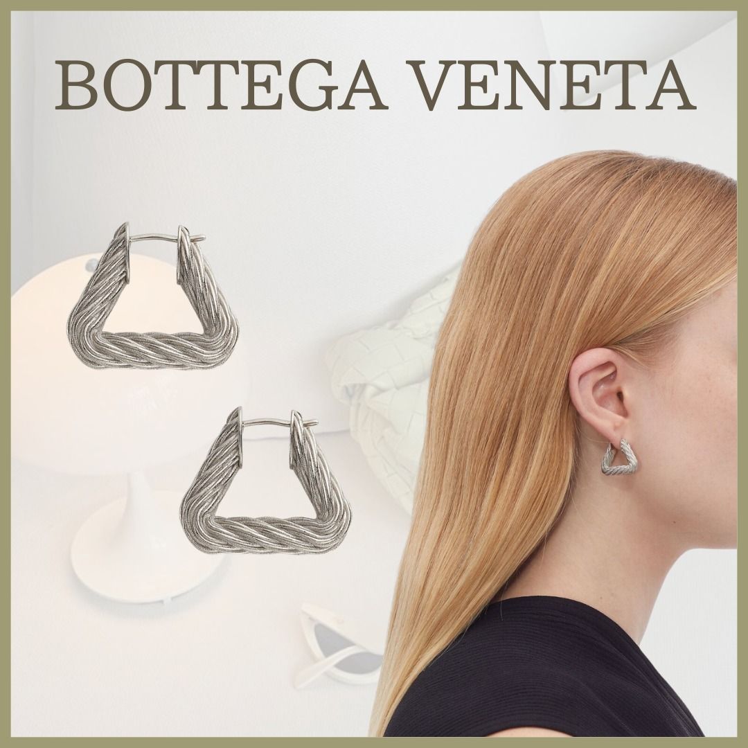 人気 BOTTEGA VENETA ツイスト トライアングル フープ ピアス