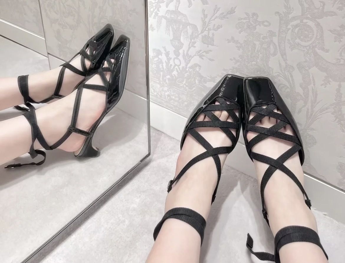 エレガントな足元を演出Dior D-ENVOL レースアップ パンプス