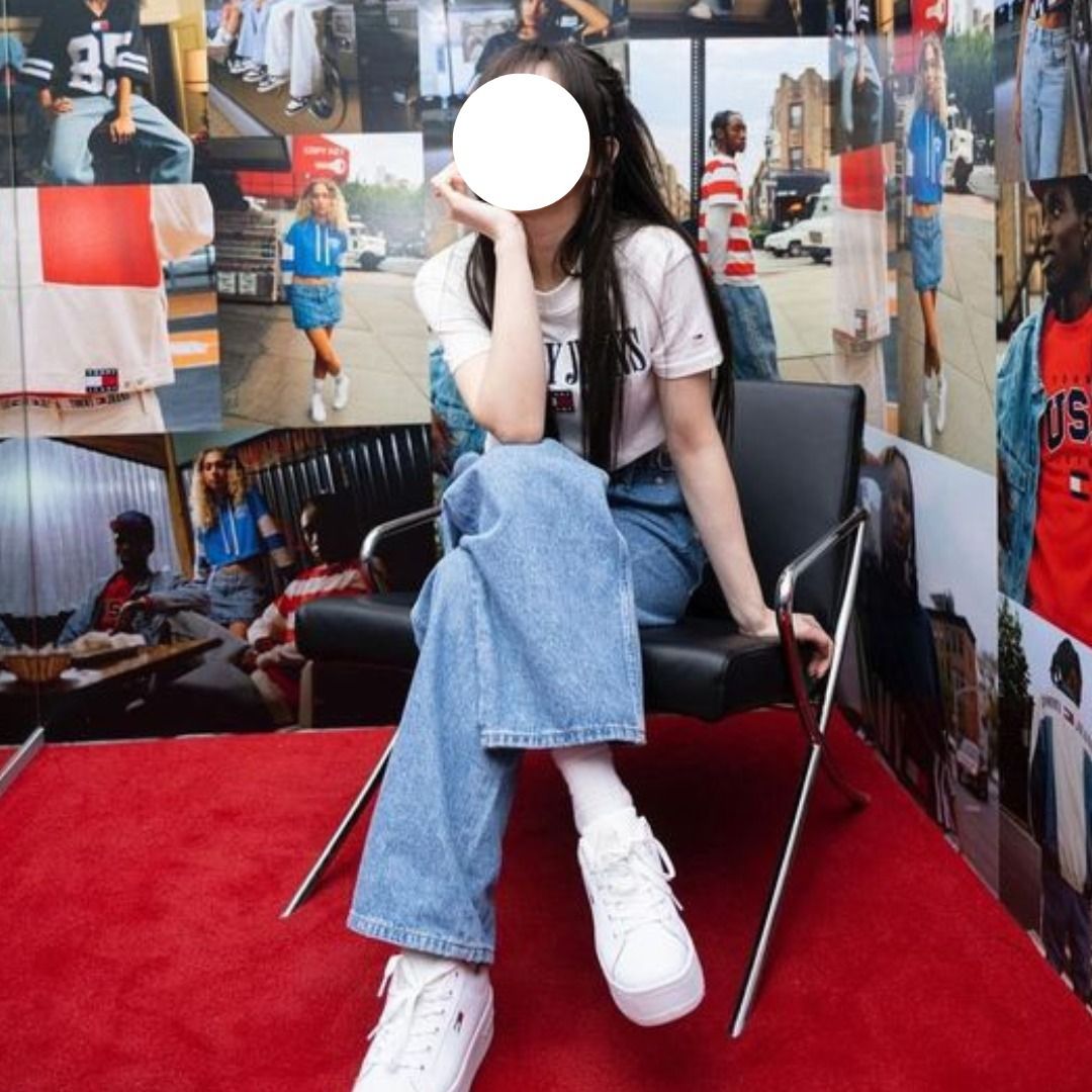 【入手困難】TWICE ナヨン着用  Jeans ロゴTシャツ XS 入手困難】TWICE ナヨン着用 Tommy Jeans ロゴTシャツ XS