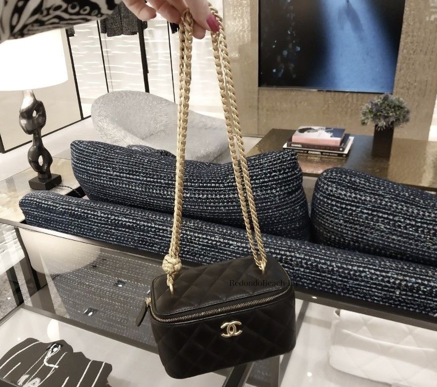 上品エレガント【CHANEL】カメリア チェーン バニティケース 長年愛用したい】CHANEL☆バニティケース☆カメリア付き (CHANEL