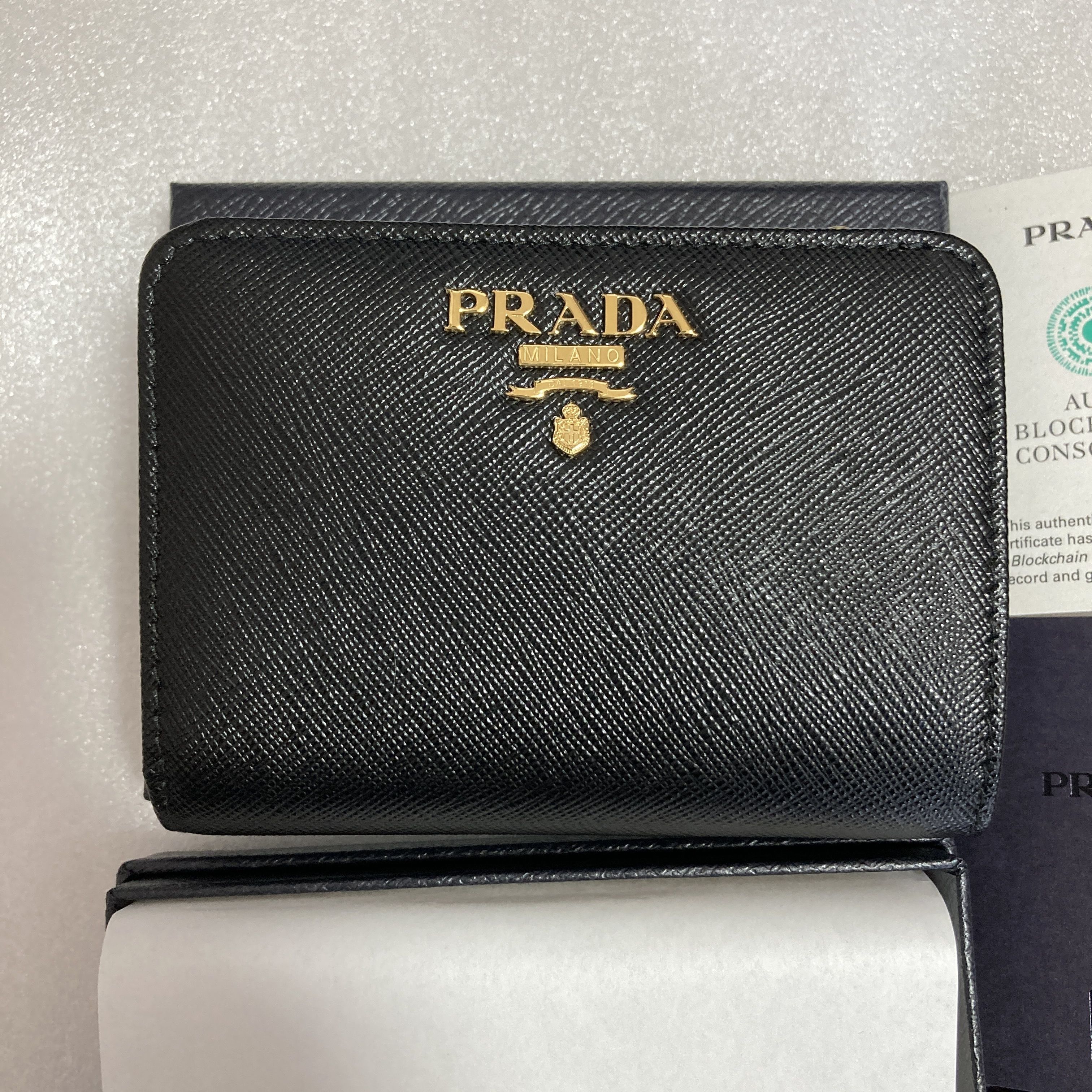 PRADA　サフィアーノ　ブラック