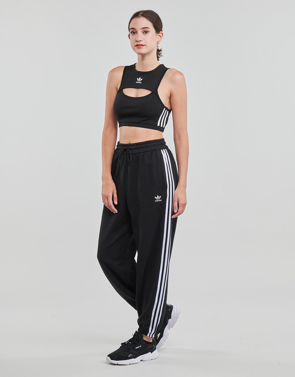 adidas★全体ロゴ☆ショート丈☆フィットネス トップ adidas☆カットアウト☆タンクトップ 風☆フィットネストップ