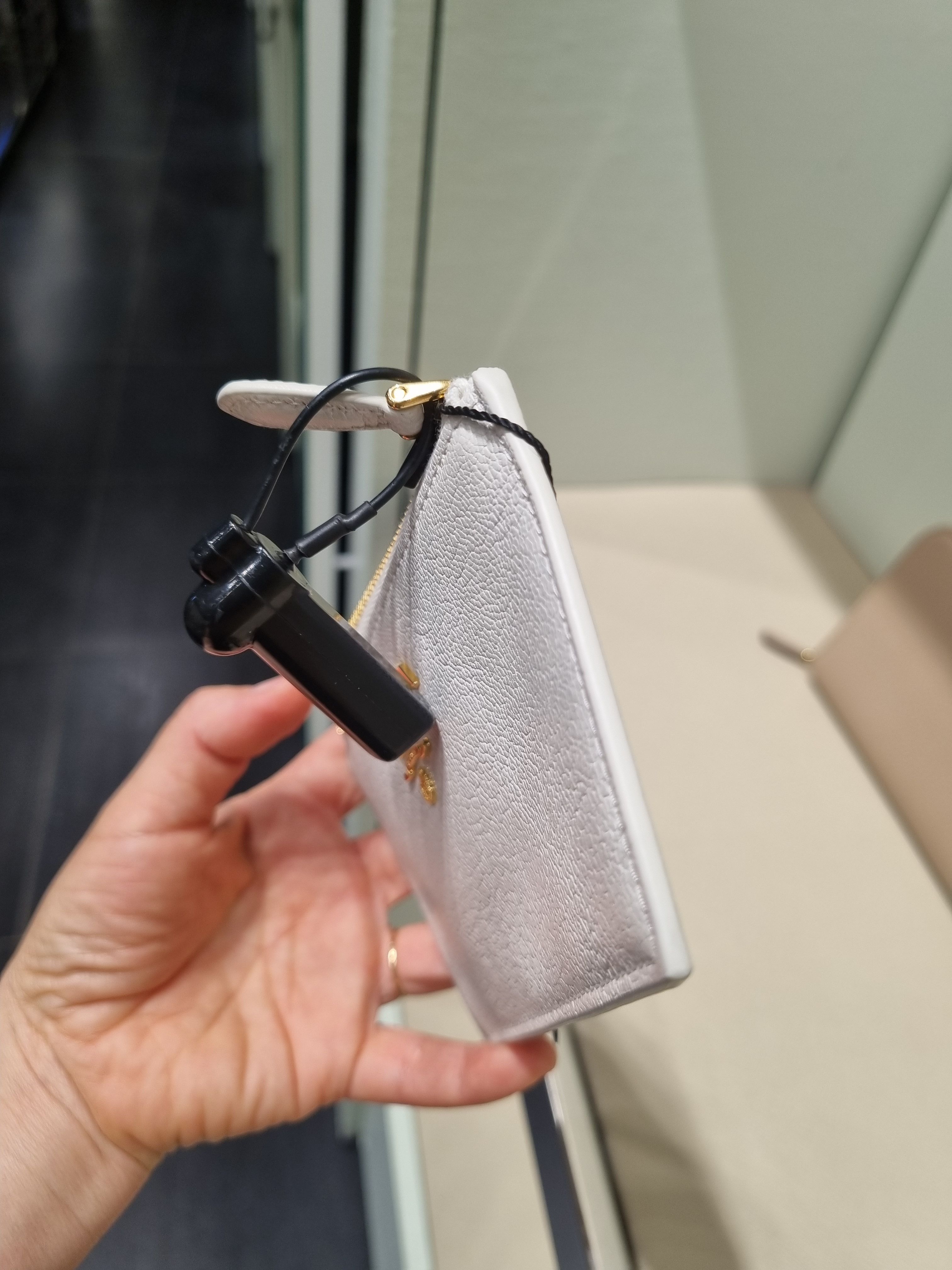 ◆送料・関税込◆PRADA ロゴプレート ジップ カードホルダー Prada(プラダ) ロゴプレート ジップ付きショルダーバッグ (PRADA