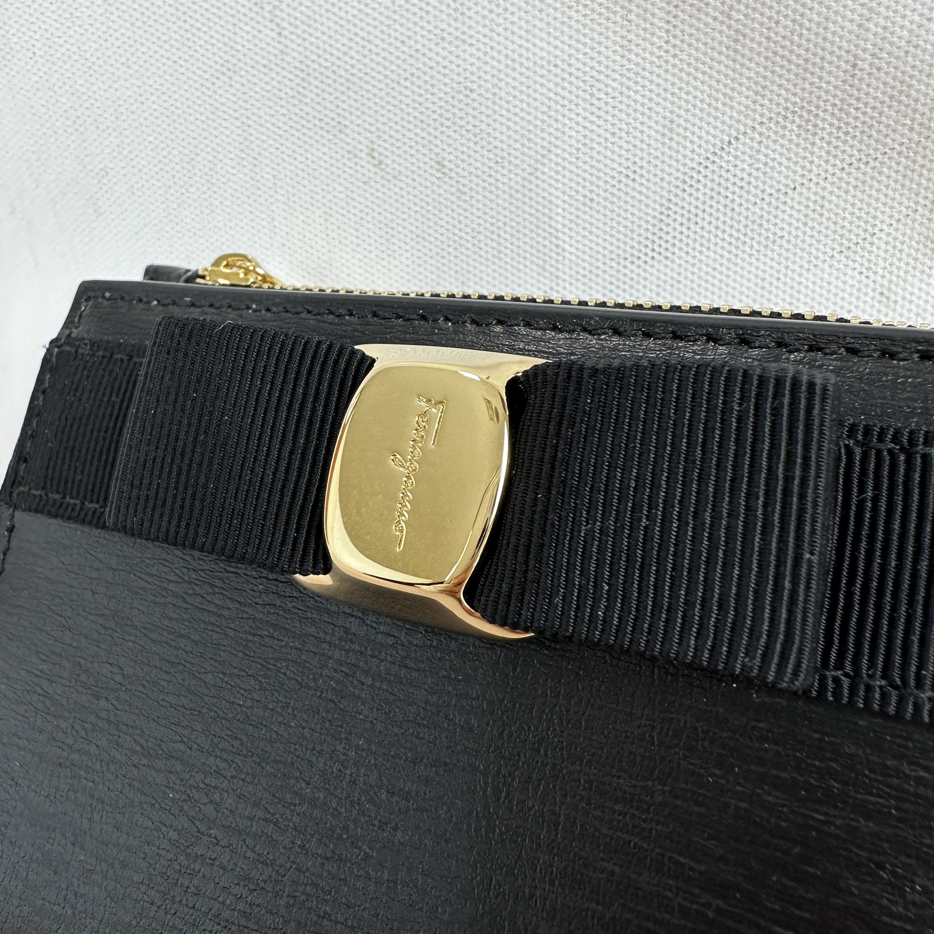 ☆韓国の人気☆【FERRAGAMO】☆ニュー バラ 二つ折り財.布☆ ☆韓国の人気☆【FERRAGAMO】☆ニュー バラ 二つ折り財.布