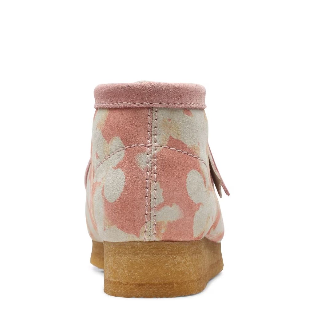 Clarks OriginalsクラークスWallabee Pink Floral Bootsブーツ Clarks Originals Wallabee Boot Rose Pink Suede (Women's