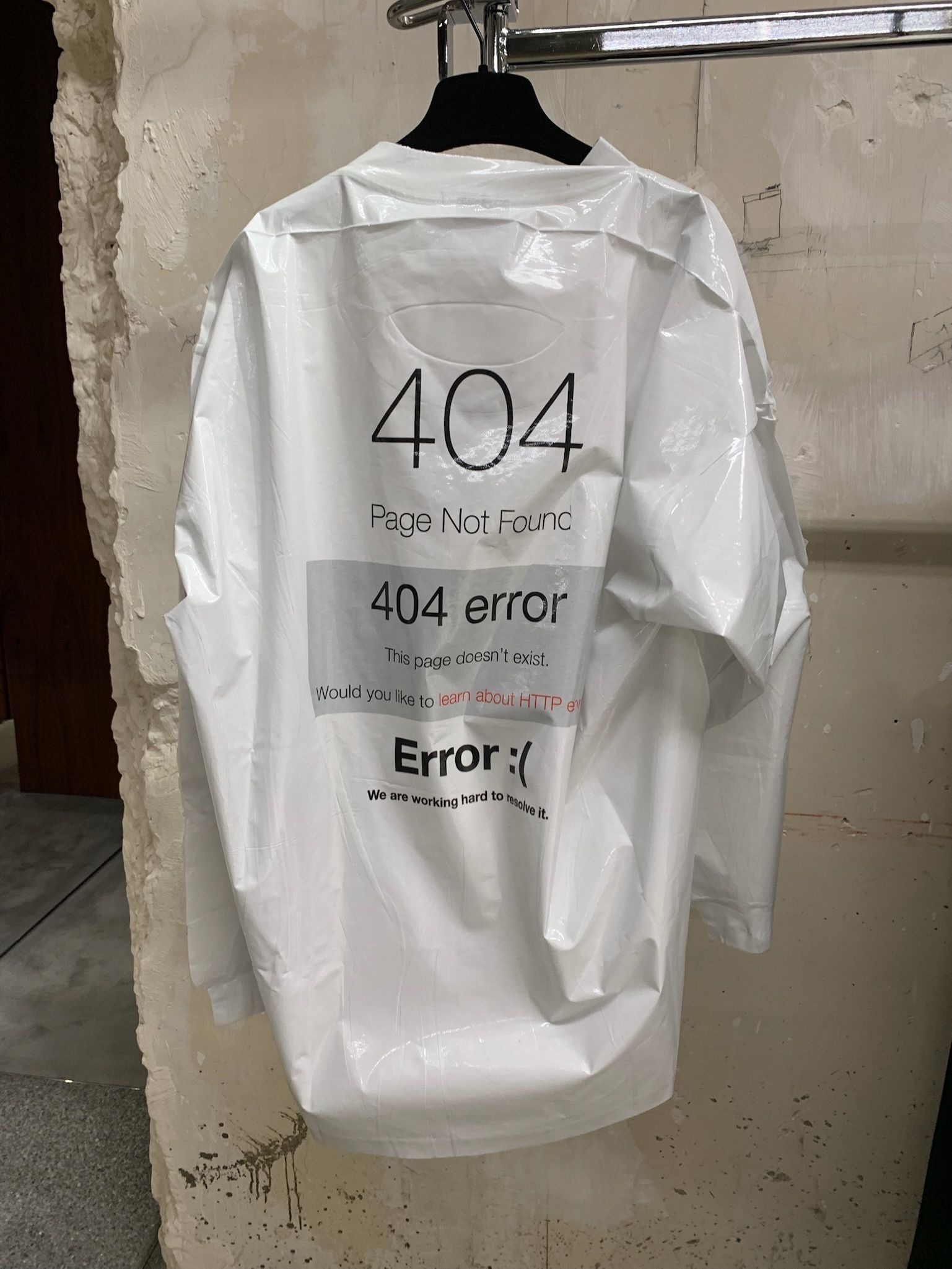 ●送料込●BALENCIAGA●404 Error Loading 長袖シャツ BALENCIAGA】LOADING ERROR MISPLACED NECKLINE 長袖Tシャツ