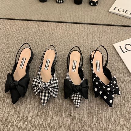 OHGA ブラックリボンポインテッドトゥフラットシューズ quaranciel: リボン ポインテッド トゥ フラット シューズ