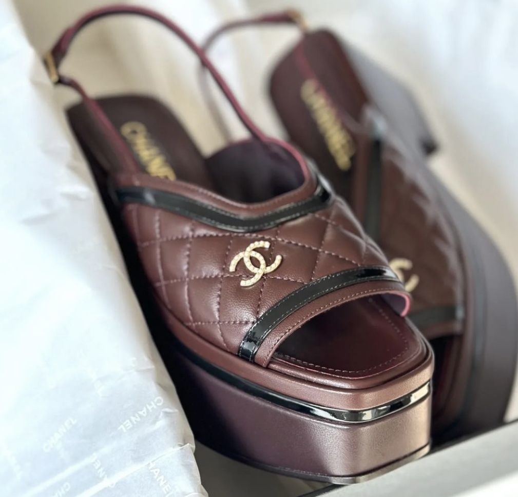 入荷極小】大人気!!23AW 限定モデル 厚底 パテントサンダル (CHANEL