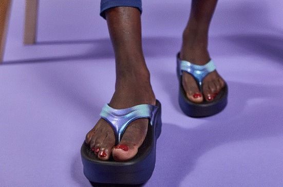 新作☆厚底【OOFOS】OOMEGA OOLALA リュクス サンダル Women's Women's OOmega OOlala Black Sandal – OOFOSオフィシャルサイト