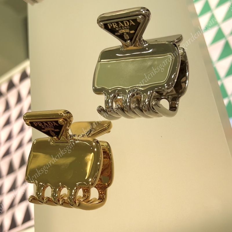 希少！すぐ届く！PRADA メタル ヘアクリップ すぐ届く！PRADA メタル ヘアクリップ トライアングルロゴ付