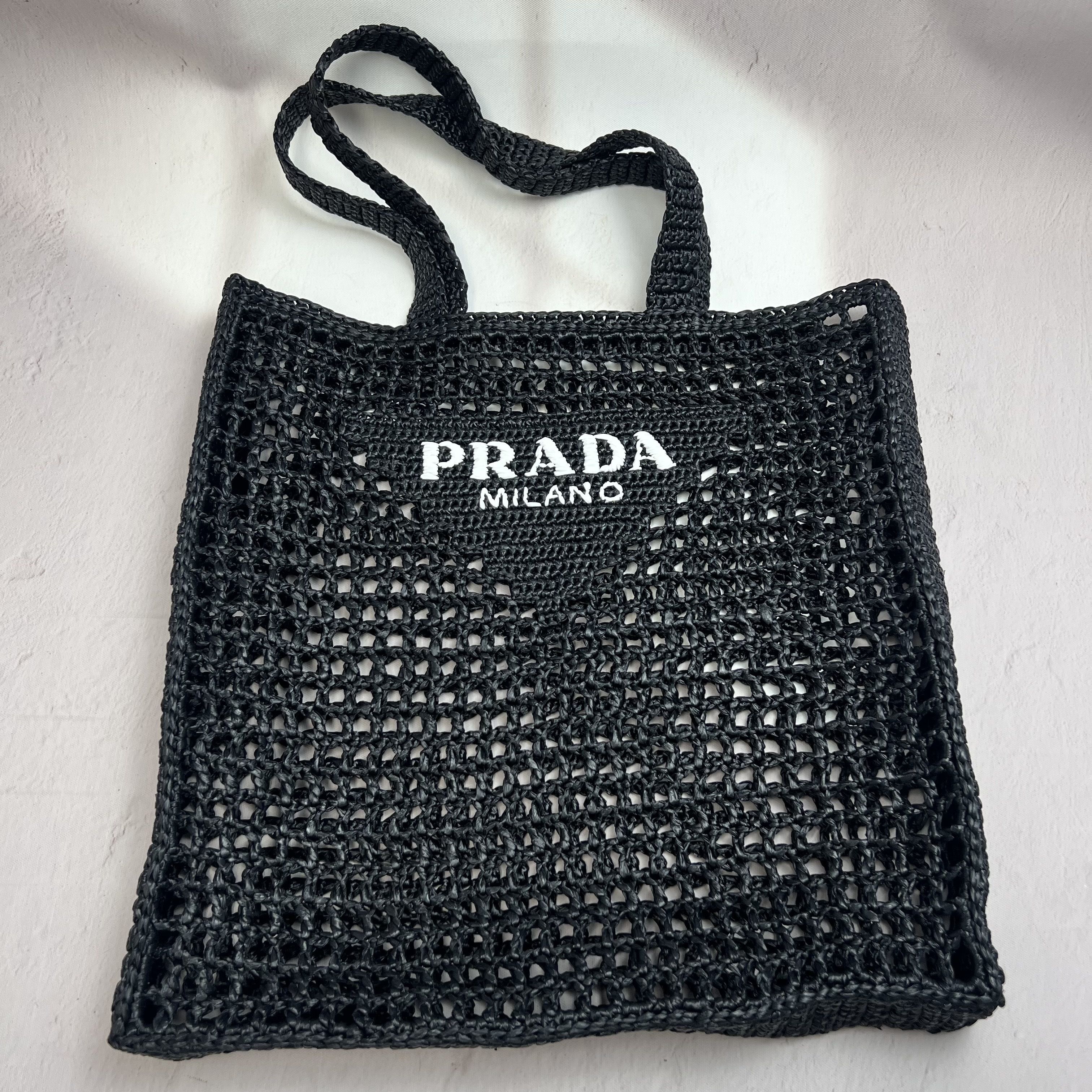 【PRADA】ロゴ入り ラフィア トートバッグ 海外限定サイズ*PRADA*ロゴ入 ラフィア トートバッグ 2色 (PRADA