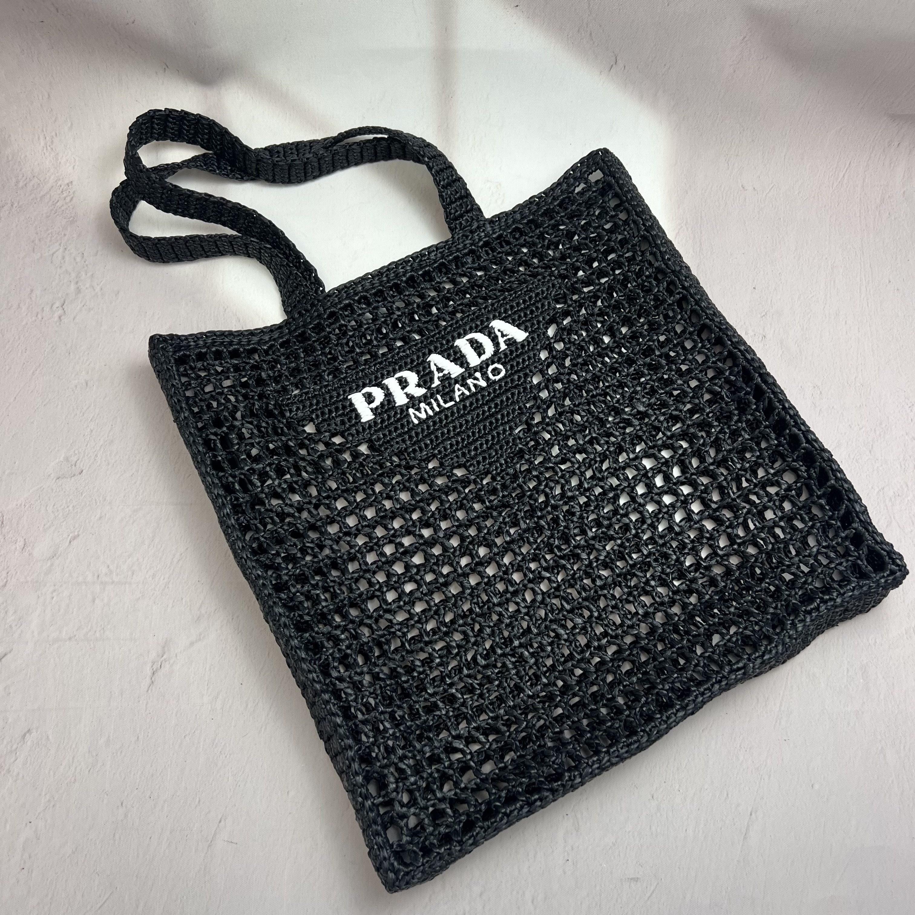 ☆送料関税込☆PRADA プラダ ロゴ入り ラフィア トートバッグ☆ ☆人気☆【PRADA】☆プラダ ロゴ入り ラフィア トートバッグ