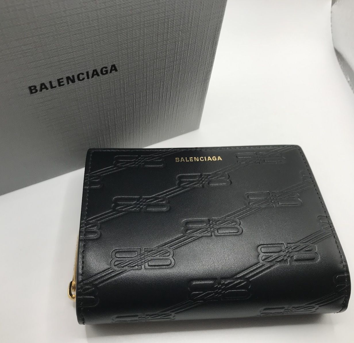 人気☆BALENCIAGA EMBOSSED MONOGRAMコンパクトウォレット二つ折