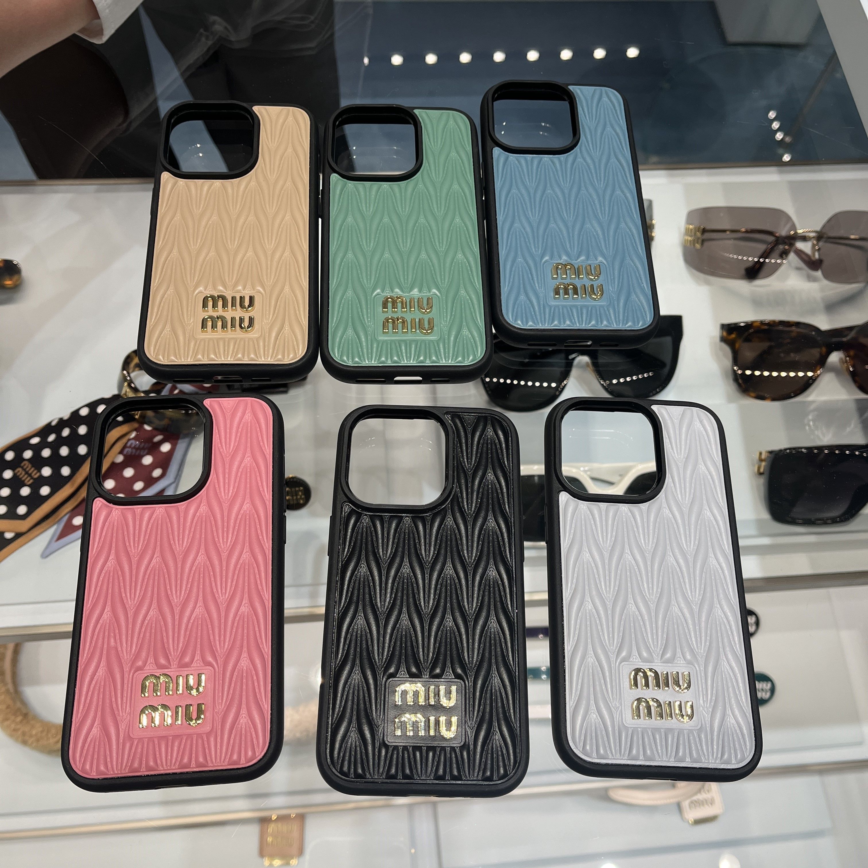 MiuMiu/ミュウミュウ ラバー マテラッセ iPhone 14 Proカバー (MiuMiu