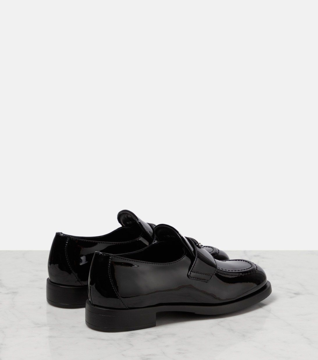 新作*PRADA*トライアングルロゴ パテントレザー ローファー