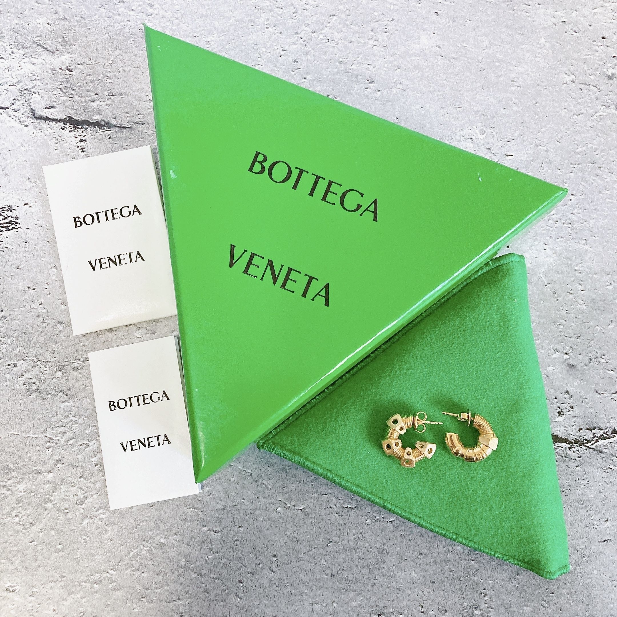 BOTTEGA VENETA レザー ツイスト フープ ピアス (BOTTEGA VENETA