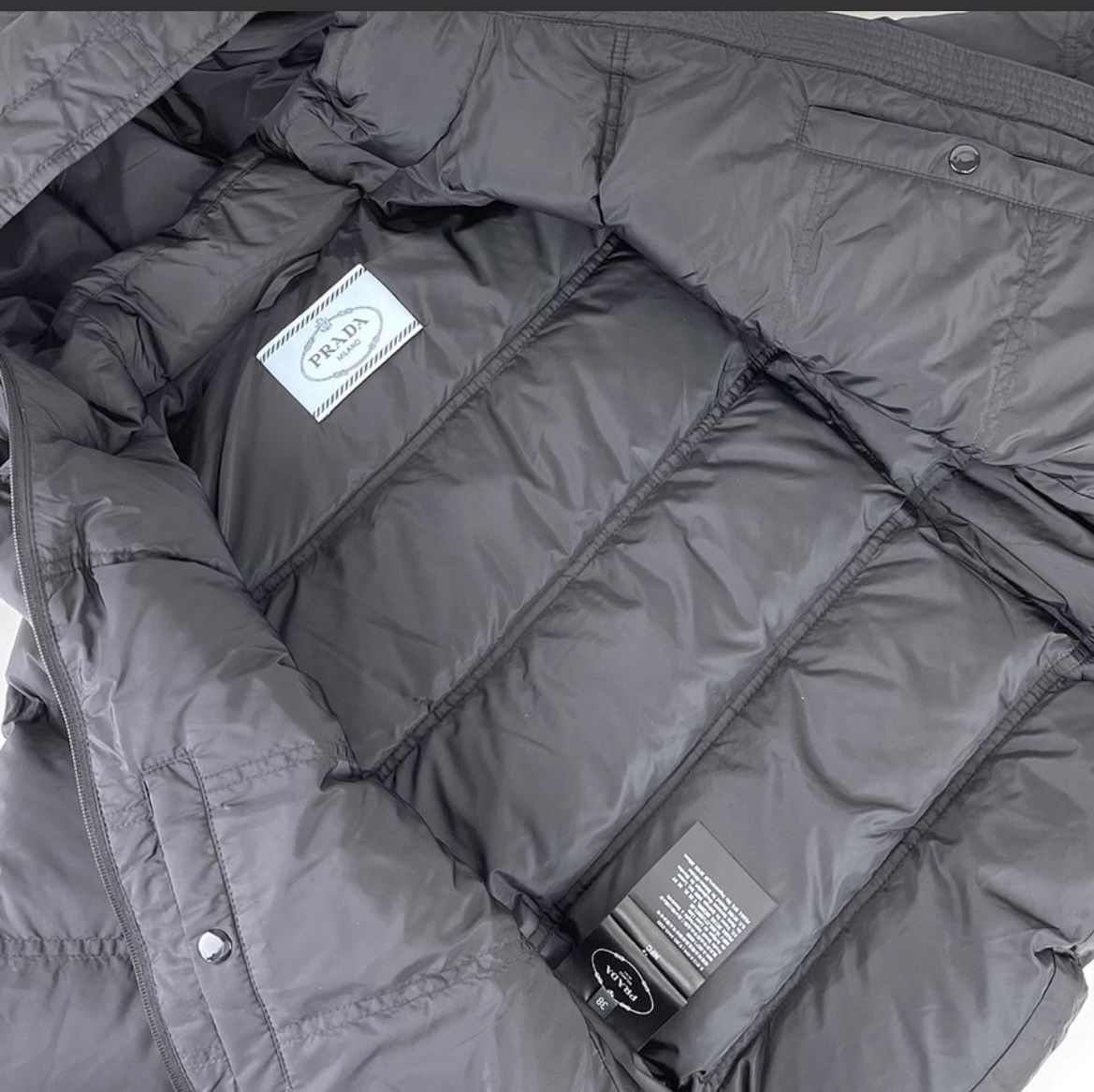すぐ届く PRADA プラダ 三角 ロゴ フード ダウン ブラック 黒