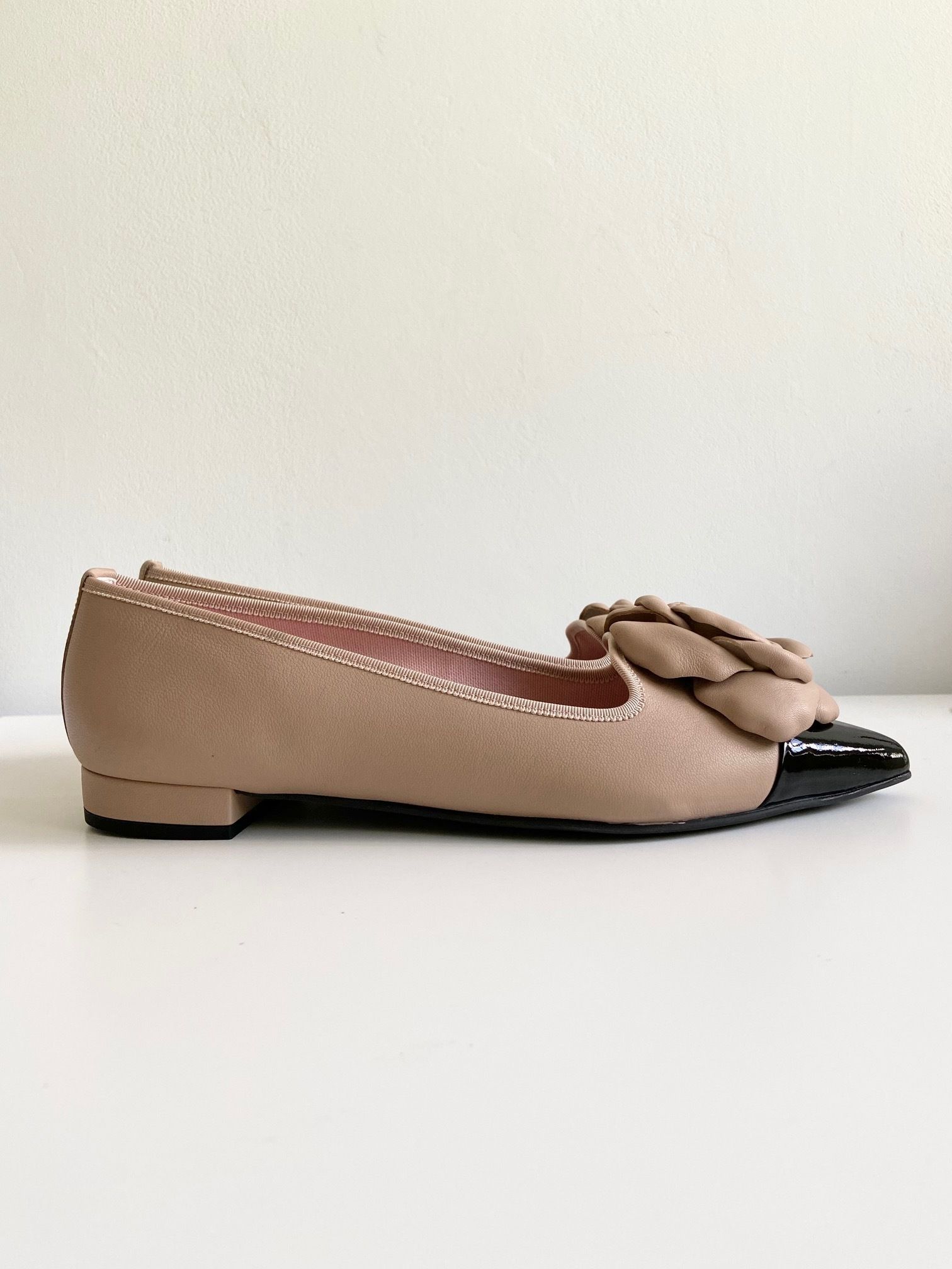 Pretty Ballerinas♪XLフラワー付ナッパレザーフラットシューズ