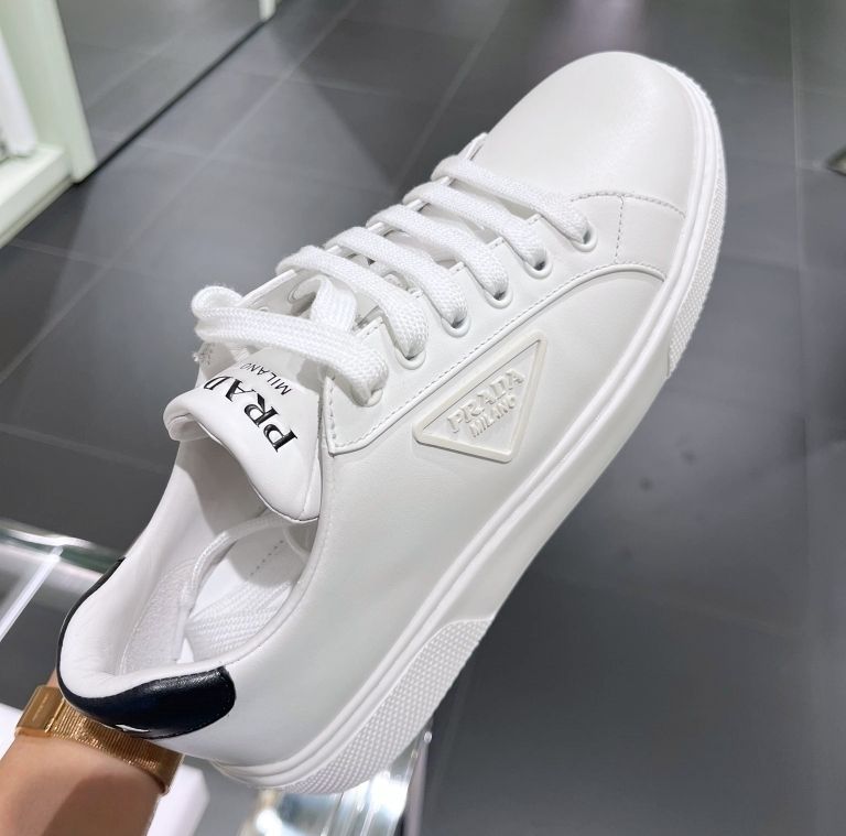 セール★PRADA★1E868M 特別SALEでチャンス！》PRADA ロゴ レザー スニーカー 1E868M