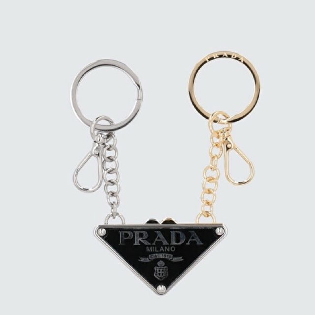 海外限定*PRADA トライアングルロゴ付Airタグキーリングホルダー 海外限定*PRADA トライアングルロゴ付Airタグキーリングホルダー
