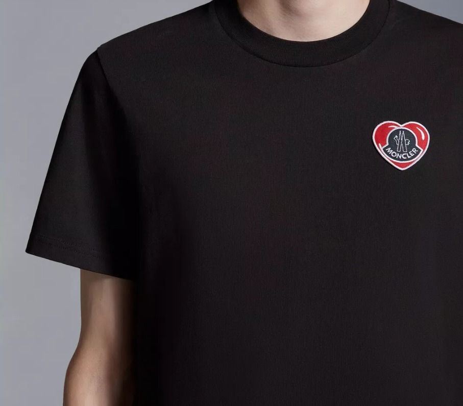 MONCLER 2023/24秋冬新作 ハートモチーフロゴパッチ付きTシャツ