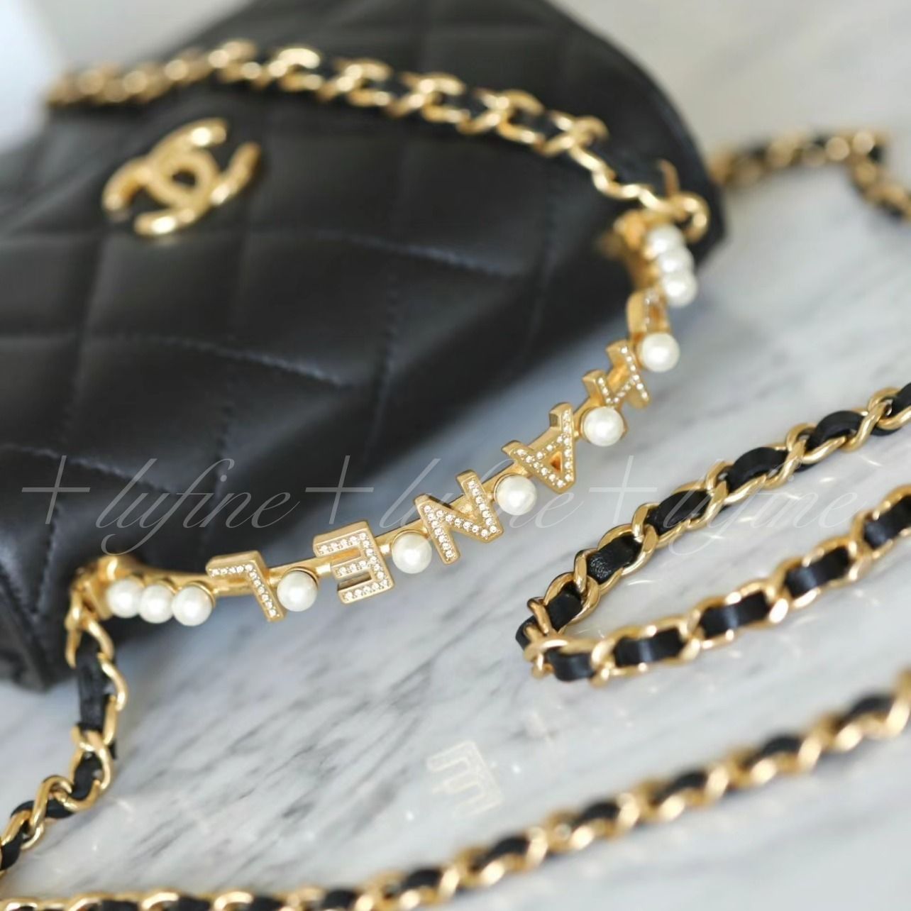ハンドルのロゴが可愛い♪】CHANEL チェーン クラッチ パール