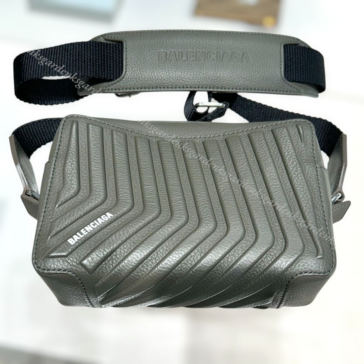 限定！すぐ届く！BALENCIAGA CAR CAMERAバッグ ショルダーバッグ