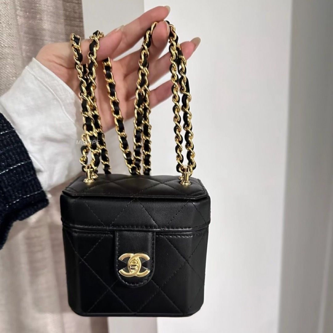 【ハンドルがエレガント♡】CHANEL ヴァニティケース パールのハンドルがエレガント】CHANEL ヴァニティーケース